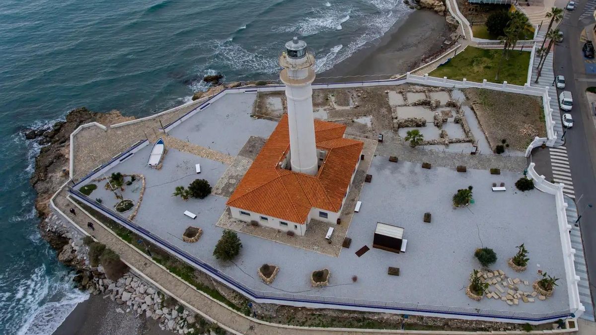 Faro de Torrox y yacimiento romano.