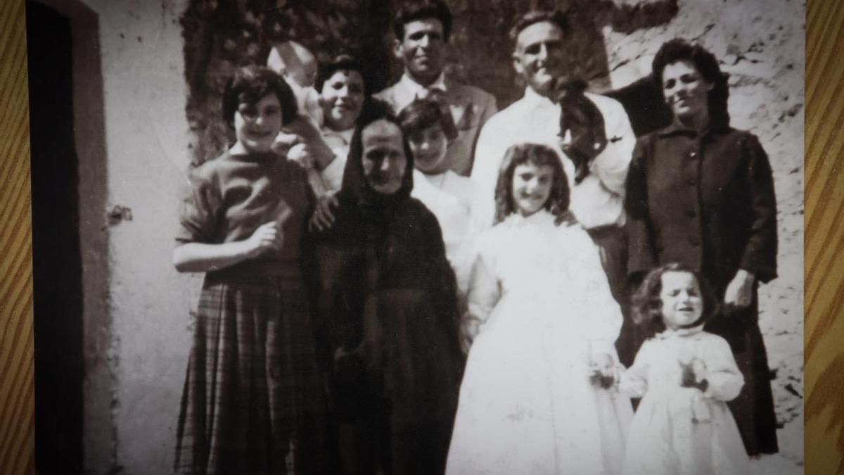 La única imagen que sus familiares conservan de Catalina Torres -la anciana del pañuelo negro-, viuda de Bartomeu Miquel, a quien no pudo enterrar. Tras la desaparición de su marido se marchó a Mallorca con sus hijos pequeños