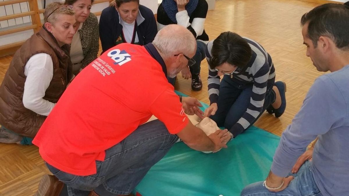 Profesionales del 061 forman a profesores de educación especial en uso de desfibriladores y primeros auxilios