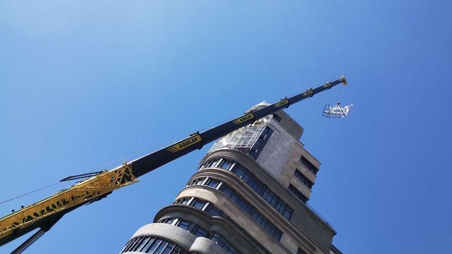 Colocación del renovado letrero de Capitol en el Edficio Carrión de Gran Vía, el pasado sábado.