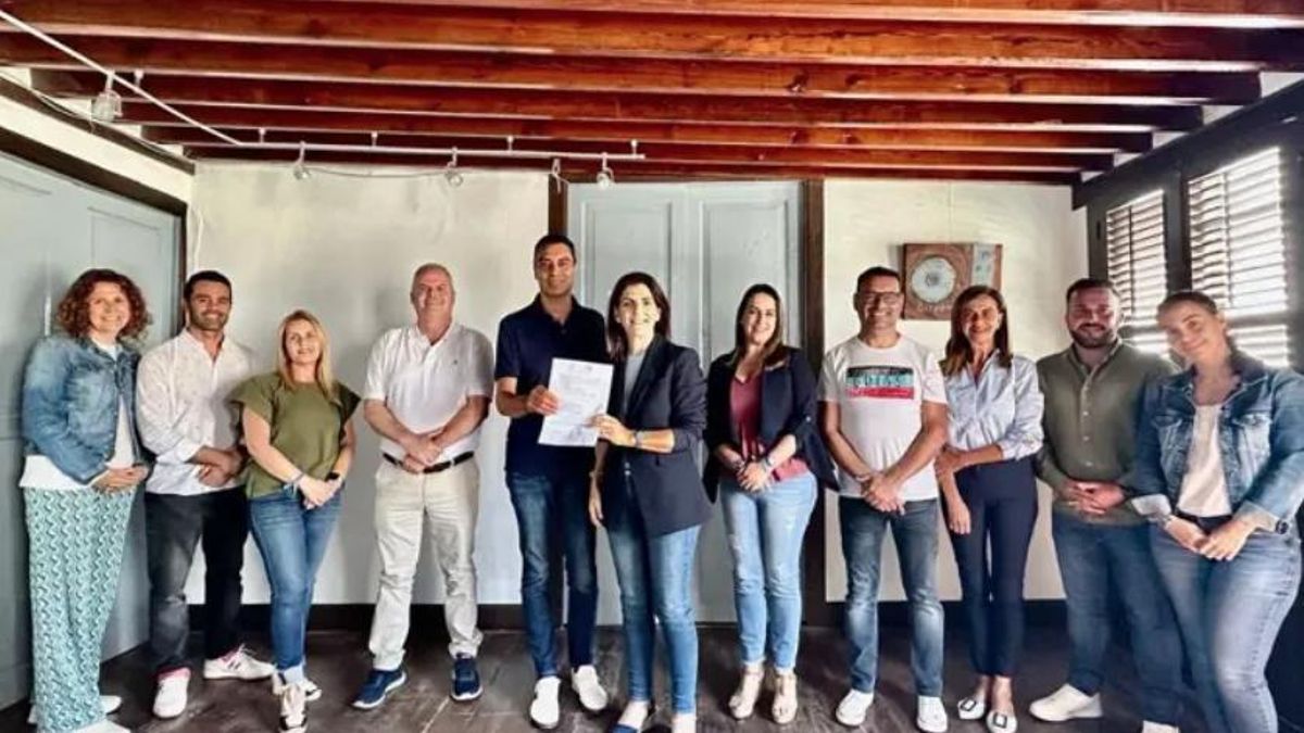 Archivo - Representantes de CC y PP en la firma del pacto de Gobierno en el Ayuntamiento de Guía de Isora