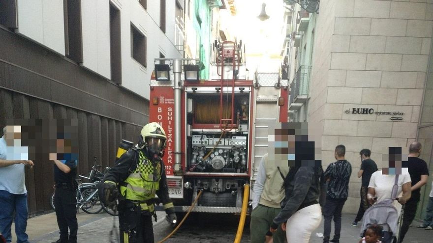 Efectivos de bomberos en el lugar del incendio en la calle Eslava del Casco Viejo de Pamplona