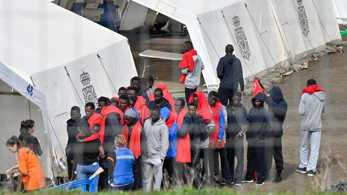 El centro de atención temporal de extranjeros (CATE) de San Andrés, en El Hierro, alberga hasta que sean filiados por la Policía y se les derive a recursos de acogida en otros puntos de Canarias a los 449 migrantes llegados a isla en la noche del sábado al domingo. EFE/Gelmert Finol