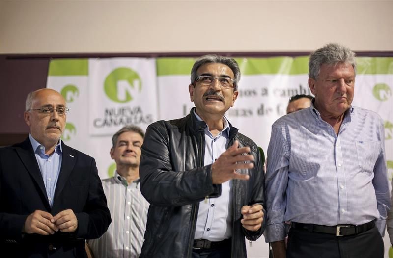 Román Rodríguez,, junto a Antonio Morales (i), y Pedro Quevedo. EFE/Ángel Medina G.