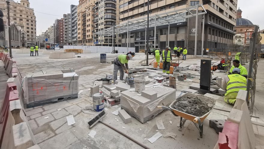 Los operarios ultiman los trabajos para abrir a la ciudadanía la plaza.