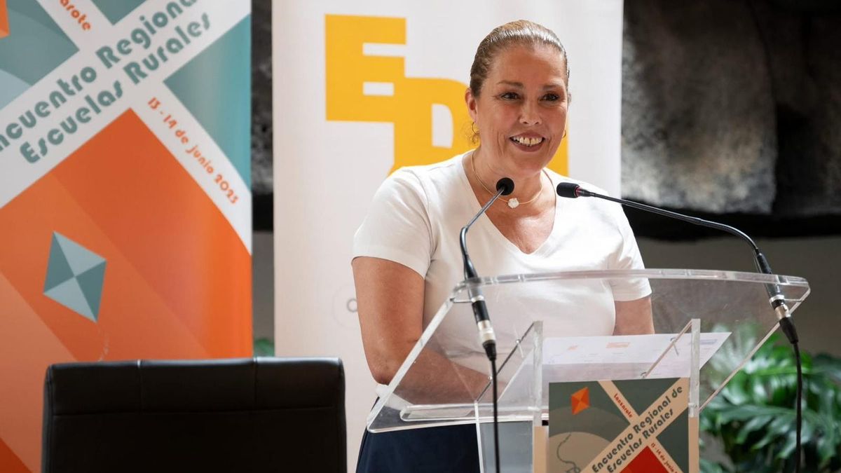 La presidenta del Parlamento de Canarias, Astrid Pérez, asistió este sábado en Lanzarote al encuentro colectivo de escuelas rurales de Canarias.