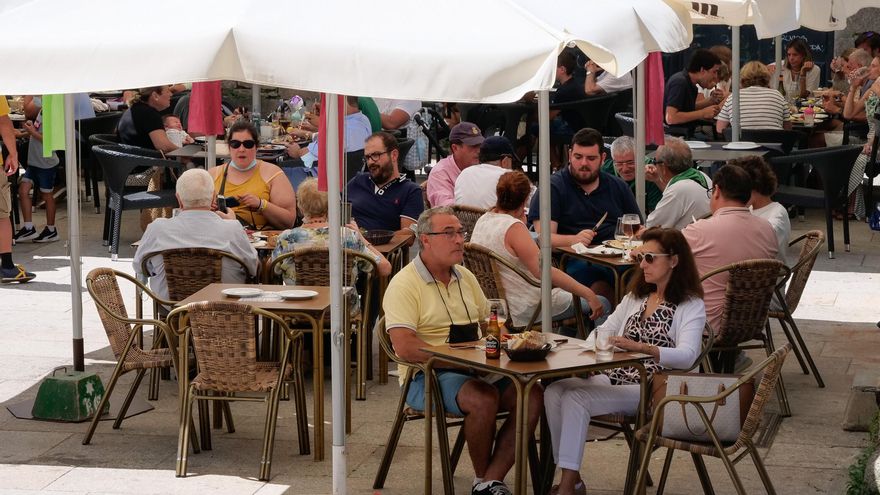 Varias personas en la terraza de un restaurante el día en que el TSXG declara nula la petición de certificado Covid para entrar en hostelería, a 12 de agosto de 2021, en Santiago de Compostela, A Coruña, Galicia (España). El Tribunal Superior de Xustiza d
