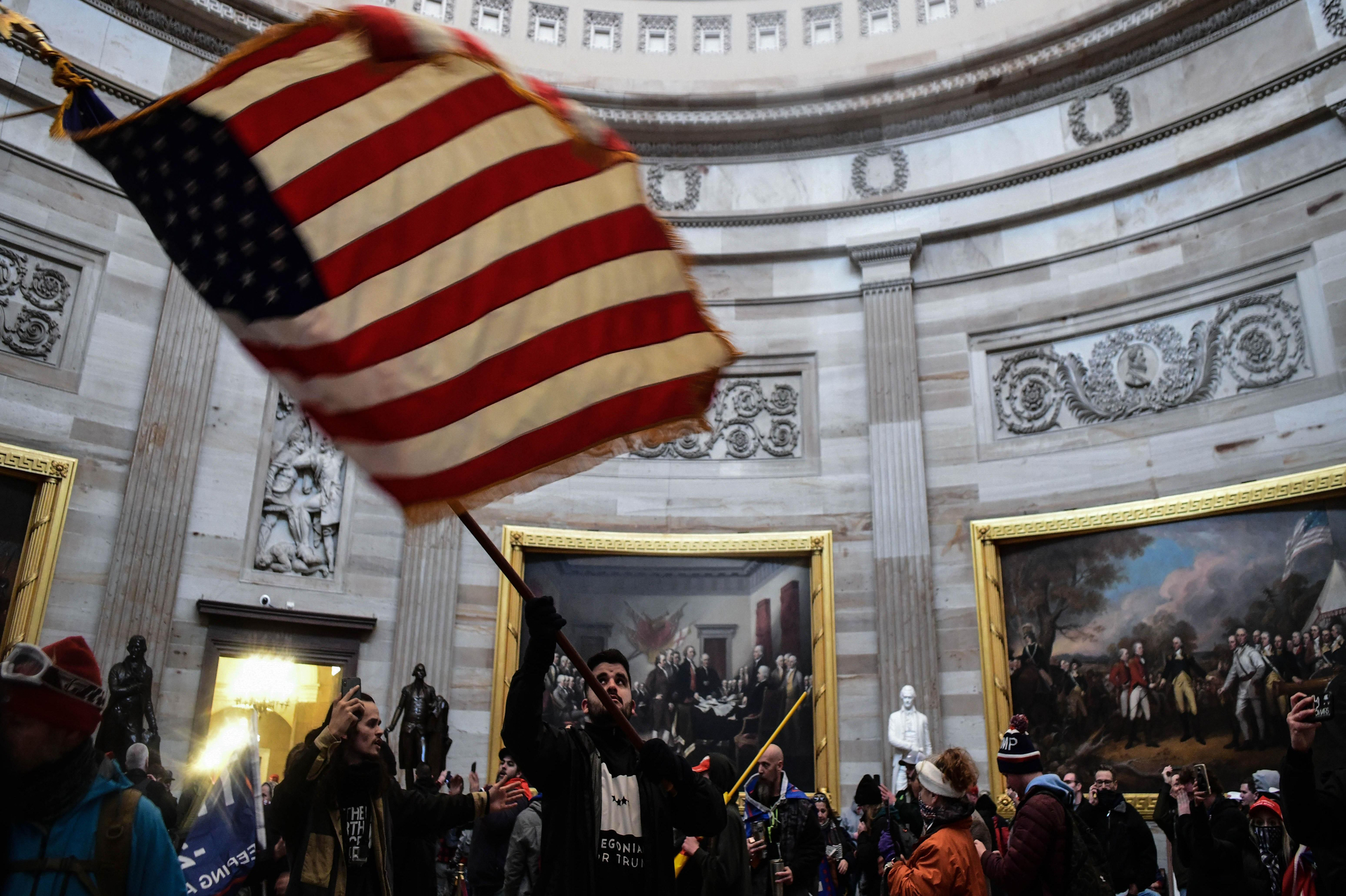 Un partidario de Trump ondea una bandera estadounidense en el interior del Capitolio tras el asalto al Congreso azuzado por el presidente
