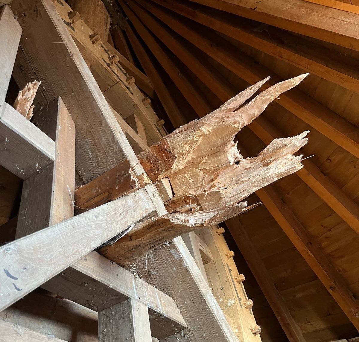 La pieza que se ha roto por la acción del viento