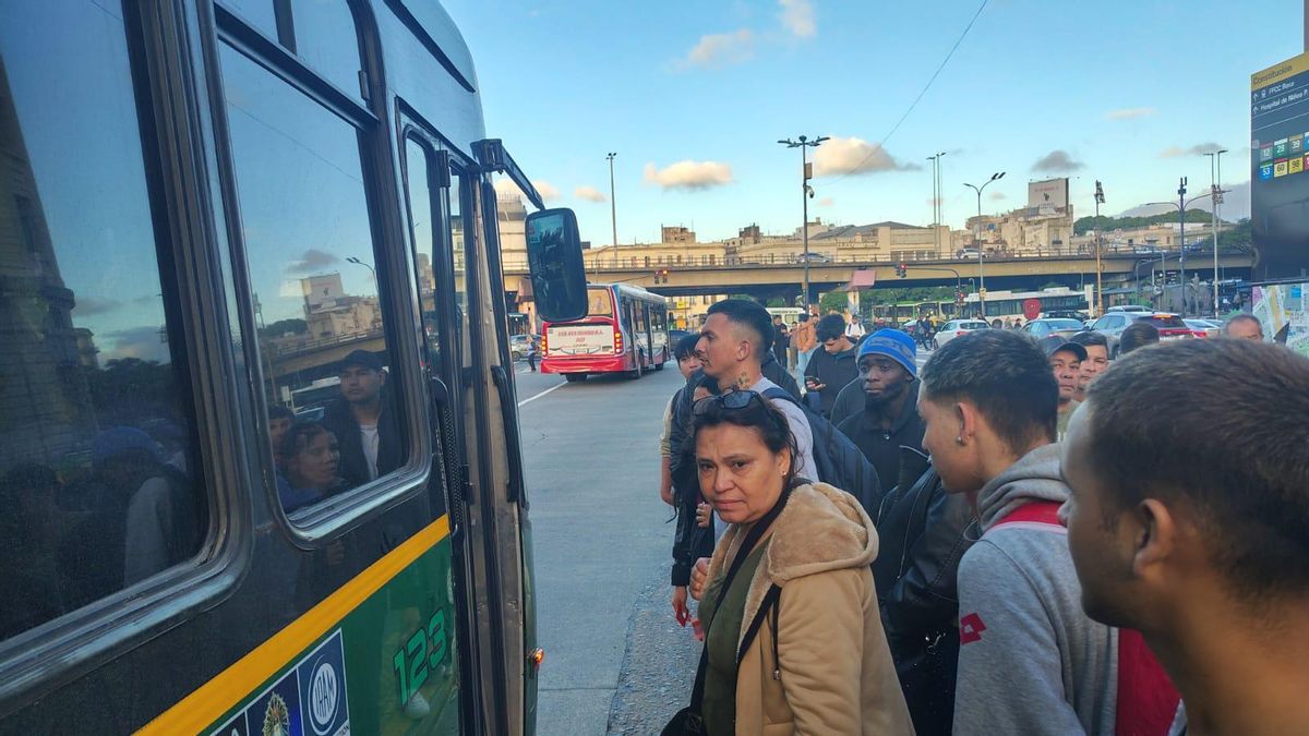 Un usuario observa cómo pierde su viaje porque el colectivo ya está repleto.