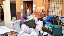 Las pertenencias de la familia de Jorge y Yolanda se amontonan en la calle tras el desalojo. / Stéphane M. Grueso