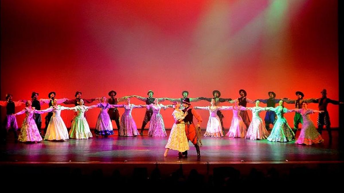El Ballet Folklórico Nacional fue creado en 1990 por Santiago Ayala y Norma Viola y está integrado por 43 bailarines de diferentes provincias del país.