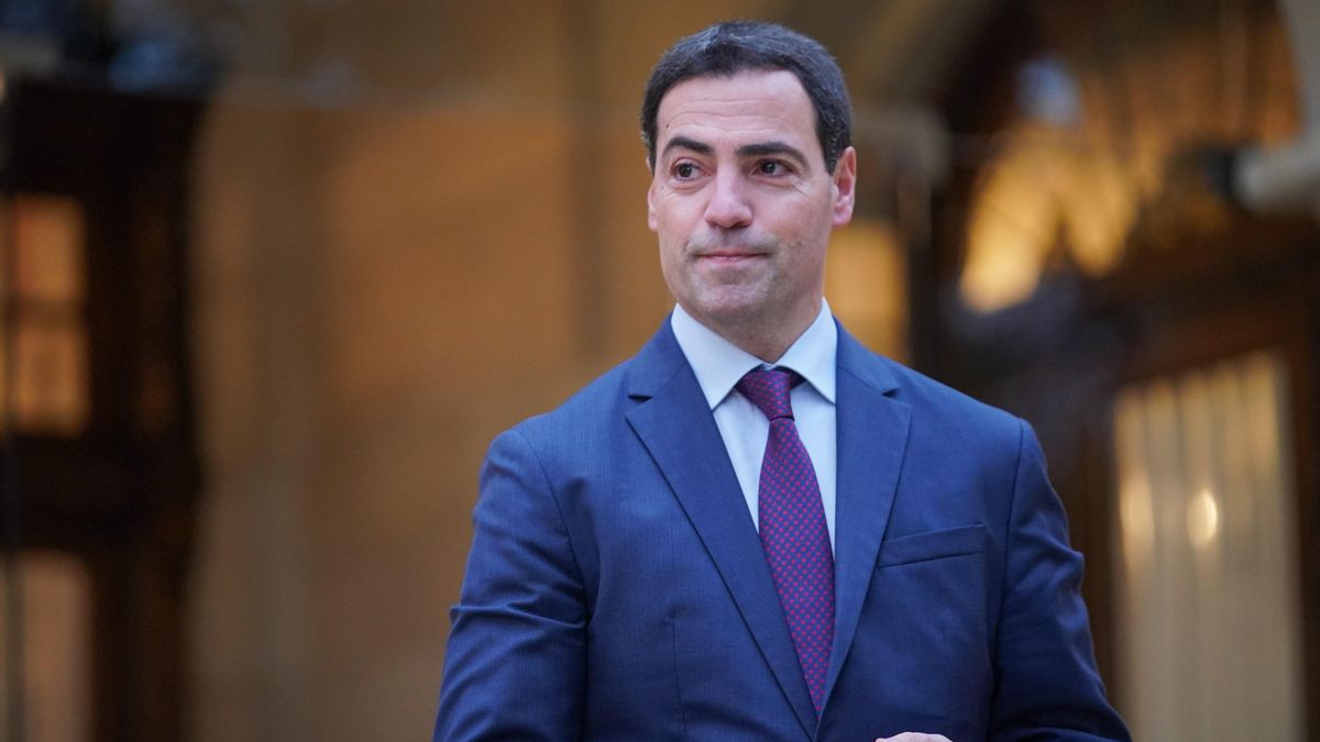 El lehendakari, Imanol Pradales, durante su reunión con el presidente de Canarias, Fernando Clavijo, en el Palacio de Ajuria Enea, a 12 de diciembre de 2024, en Vitoria-Gasteiz, Álava, País Vasco (España).