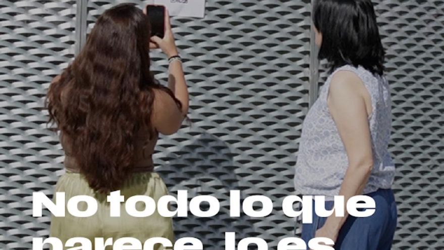 FEXAMUR alerta en las calles de Badajoz sobre el control en la pareja con una campaña que esconde un mensaje tras un código QR