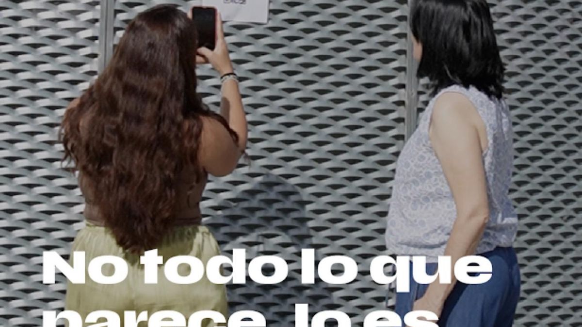 FEXAMUR alerta en las calles de Badajoz sobre el control en la pareja con una campaña que esconde un mensaje tras un código QR