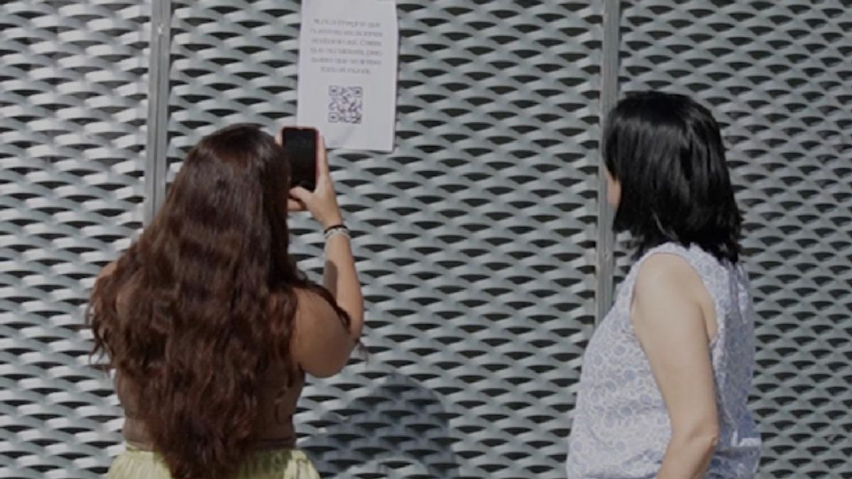 FEXAMUR alerta en las calles de Badajoz sobre el control en la pareja con una campaña que esconde un mensaje tras un código QR