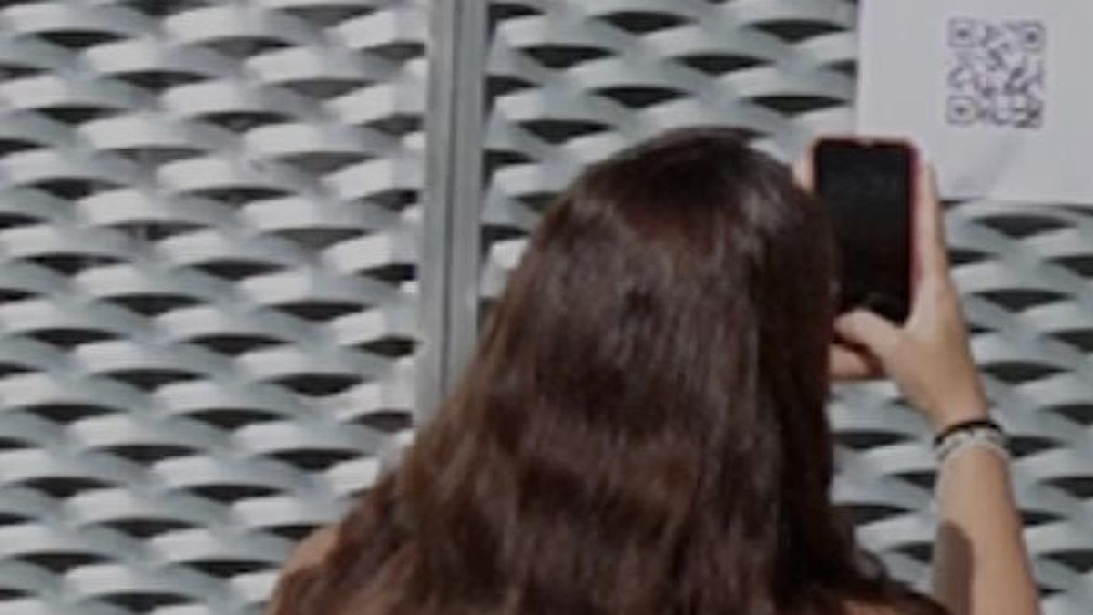 FEXAMUR alerta en las calles de Badajoz sobre el control en la pareja con una campaña que esconde un mensaje tras un código QR