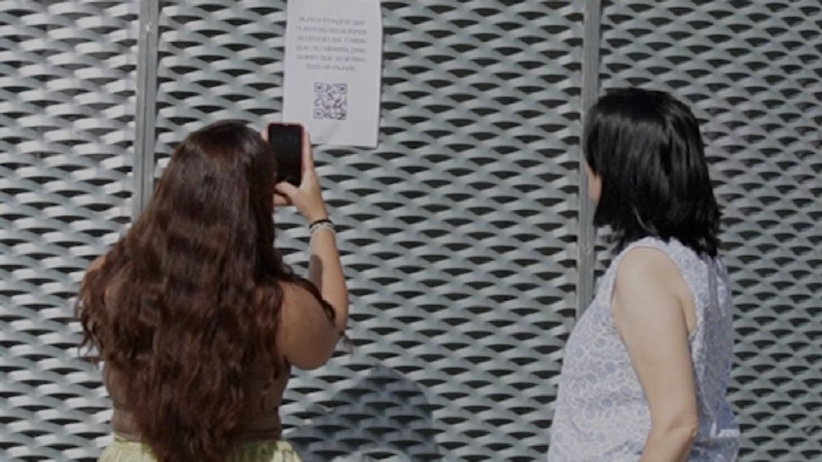 FEXAMUR alerta en las calles de Badajoz sobre el control en la pareja con una campaña que esconde un mensaje tras un código QR
