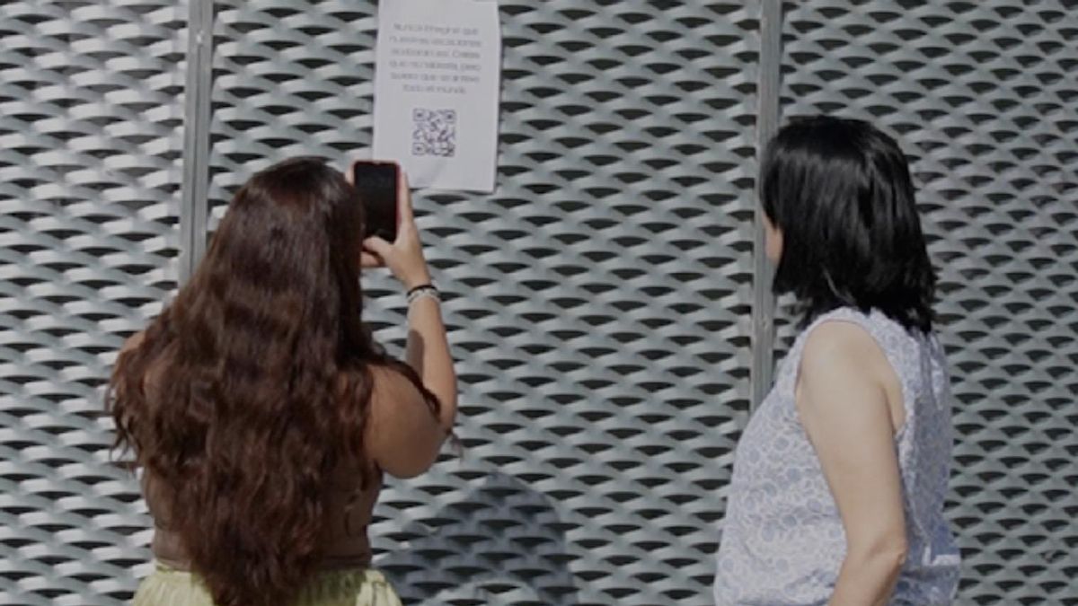 FEXAMUR alerta en las calles de Badajoz sobre el control en la pareja con una campaña que esconde un mensaje tras un código QR