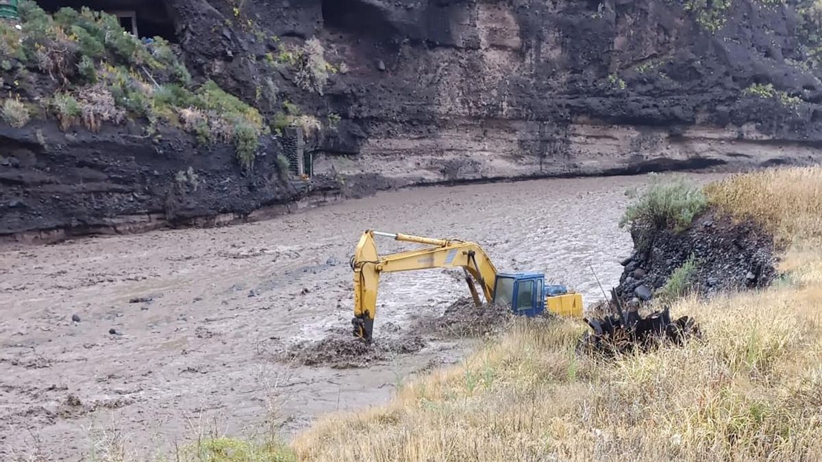 Lluvia y algo de viento:   la borrasca hace correr el barranco de Las Agustias y  provoca  desprendimientos en  la red de carreteras de La Palma