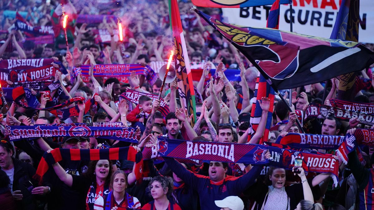 Vitoria se echa a la calle en masa para celebrar la Copa del Rey del Baskonia
