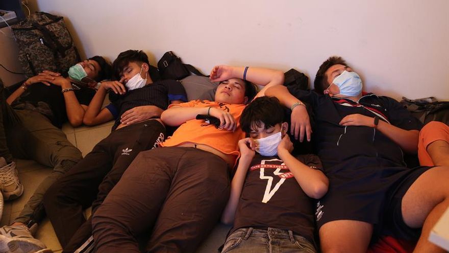 Menores no acompañados que estaban viviendo el campo de Moria esperando a ser trasladados a Atenas después del incendio.