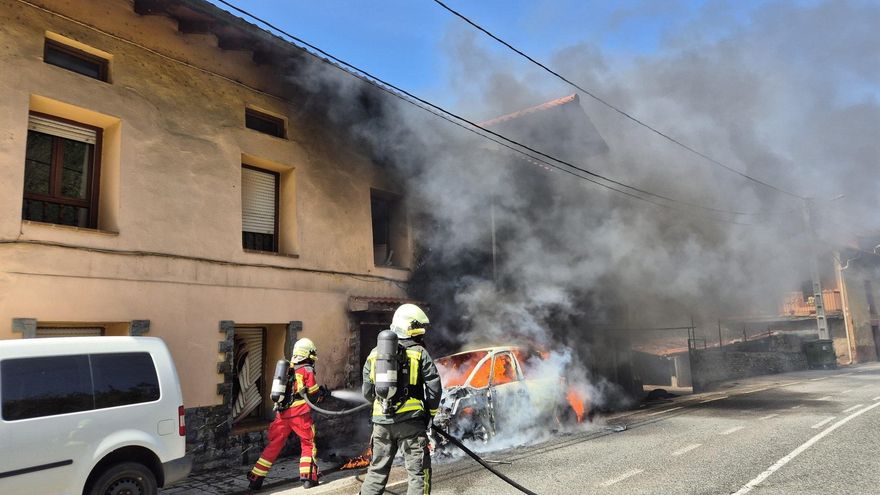 Bomberos sofocan un incendio de vehículo en Limpias