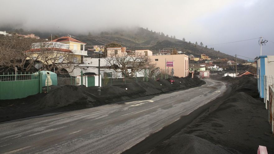 Vía despejada de ceniza en Las Manchas.