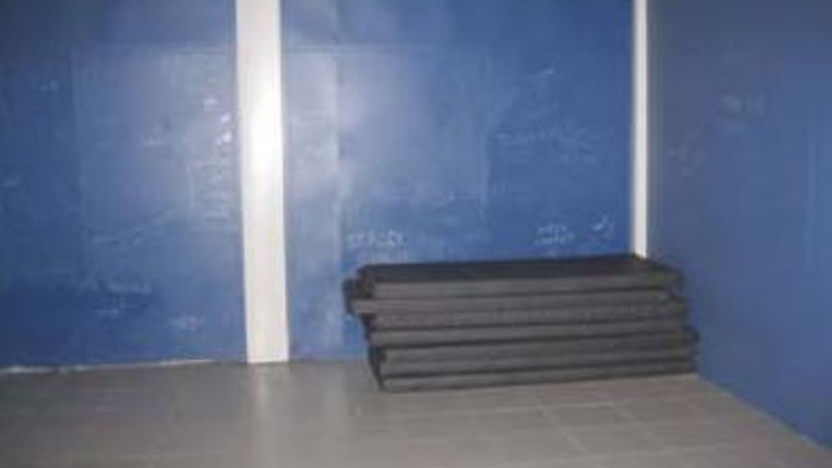 En 2011, dependencia para la estancia colectiva en el CATE de Almería fotografiada como parte de la inspección del Mecanismo Nacional de Prevención (MNP).