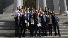 Representantes de diferentes organizaciones sociales, médicas y sindicales a su llegada al Congreso de los Diputados para firmar con todos los grupos de la oposición, excepto Ciudadanos, un pacto por una sanidad pública y universal.