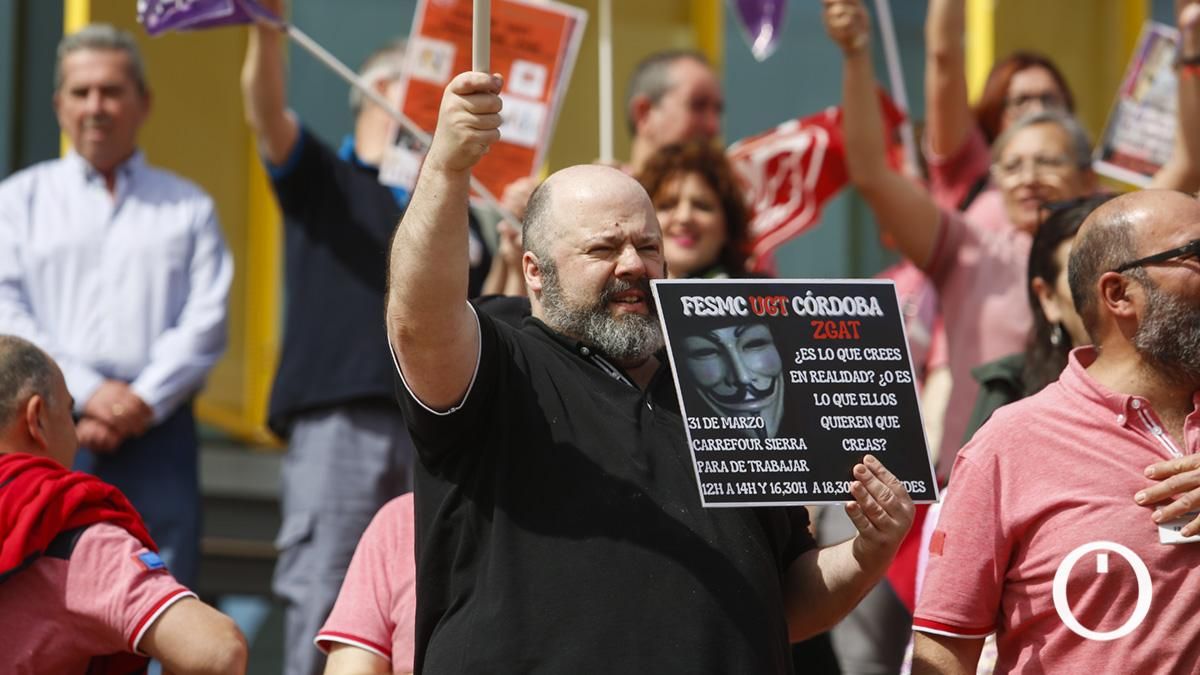 Protesta de trabajadores en de Carrefour La Sierra contra la apertura el Domingo de Ramos