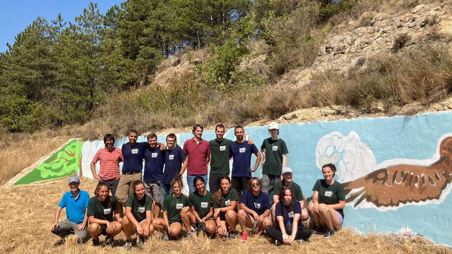 El director gerente del INJ, Carlos Amatriain, con el grupo de jóvenes que realizan voluntariado en el monte Ezkaba.