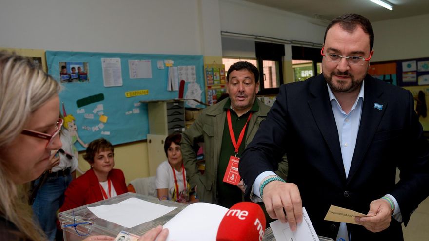 El presidente del Principado y candidato de la FSA-PSOE a la reelección, Adrián Barbón ejerce su derecho al voto este domingo en un colegio de Pola de Laviana (Asturias).