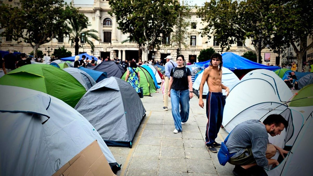 La acampada por la vivienda instalada en la Plaza del Ayuntamiento de València.