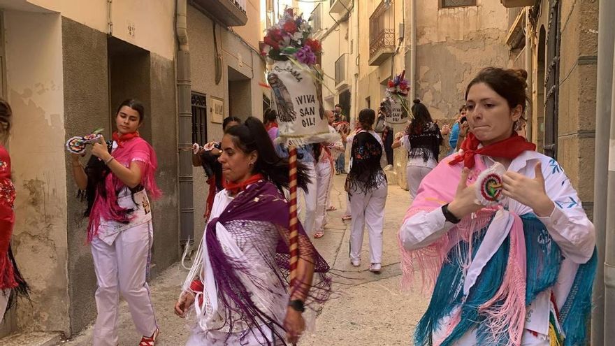 Las mujeres pueden bailar en Cervera, pero sin mezclarse con los hombres