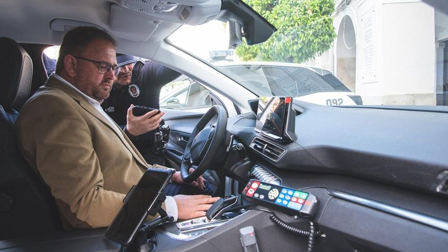 Antonio Rodríguez Osuna, alcalde, en uno de los nuevos coches de la Policía