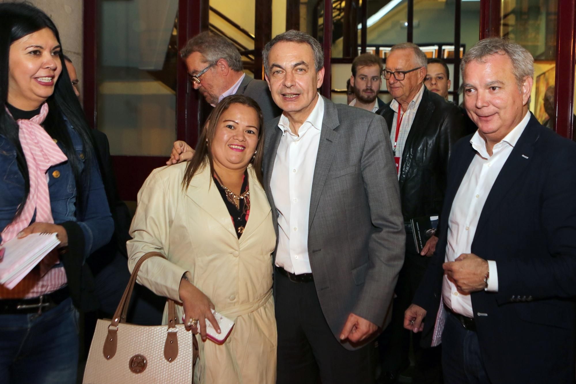 Zapatero saluda a simpatizantes del PSOE