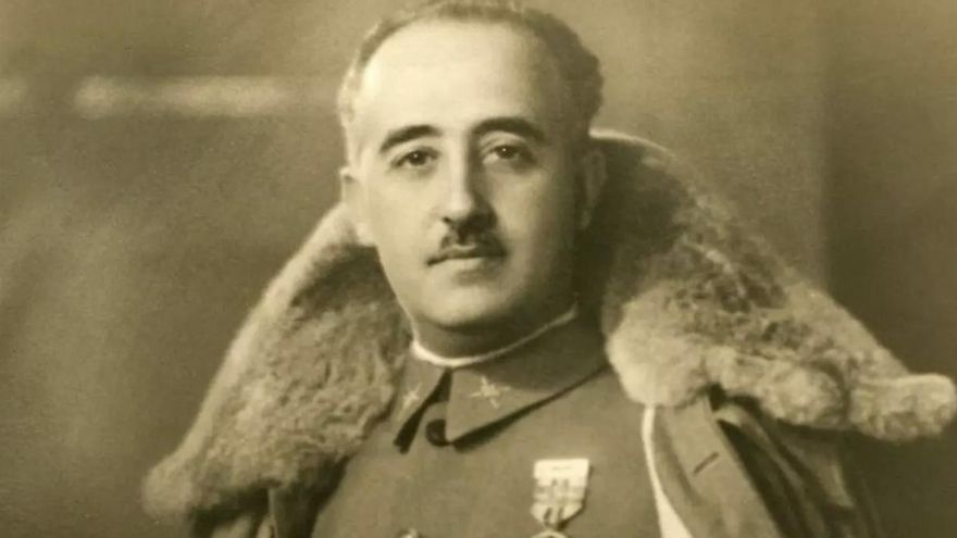 Franco 'saldrá' de la Universidad de Sevilla: la referencia al dictador en una placa del Rectorado será eliminada