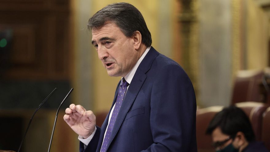 El portavoz parlamentario del PNV , Aitor Esteban, interviene en una sesión plenaria en el Congreso de los Diputados