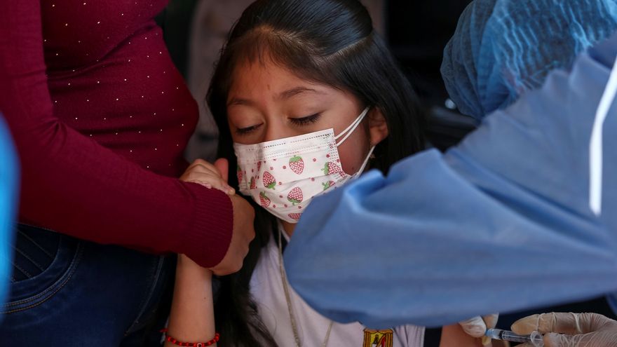 Fotografía de archivo en la que se registró a un niña al ser vacunada contra la covid-19 en un colegio de Quito (Ecuador). EFE/José Jácome