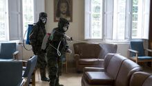 Militares de la Brilat desinfectan la residencia de mayores Nosa Señora dos Anxos, en Ribadavia, Ourense.