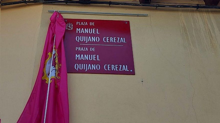 La placa de la plaza.