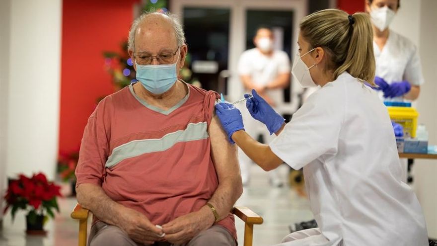 Francisco Montesdeoca Sosa, de 86 años, segunda persona en recibir la vacuna contra la COVID-19 en la isla de Gran Canaria,
