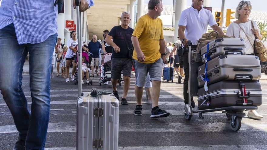 Balears colapsa por aire y abre la vía a la limitación de vuelos frente al turismo masivo: “Son la puerta a las islas”