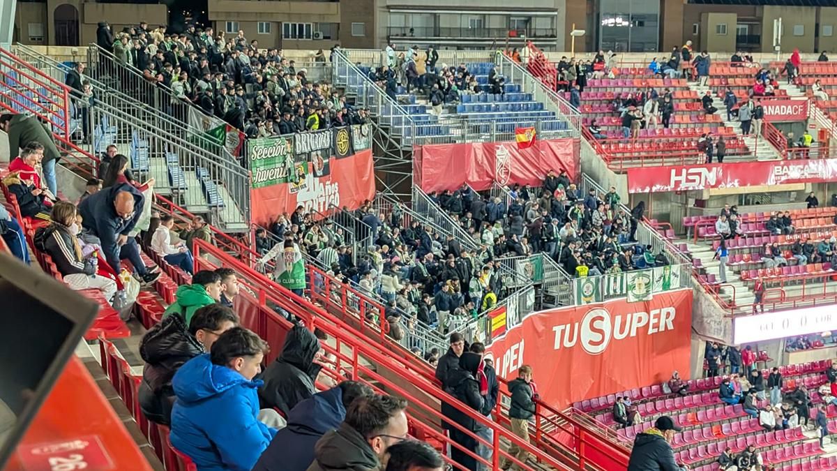 Aficionados del Córdoba CF en Los Cármenes