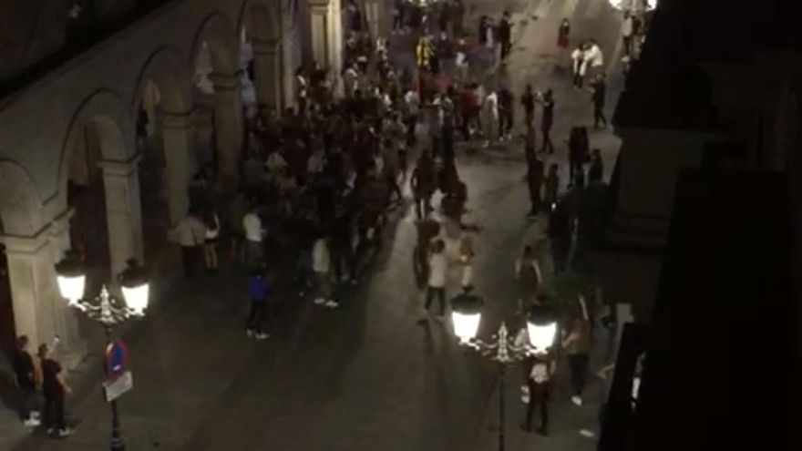 Decenas de botellones desbordan Granada de madrugada mientras supera los 500 casos de COVID-19 por cada 100.000 habitantes