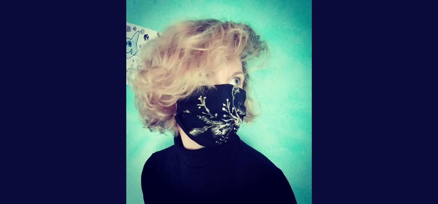 Yolanda Zapata, de Infinito al Cubo, con una de sus mascarillas