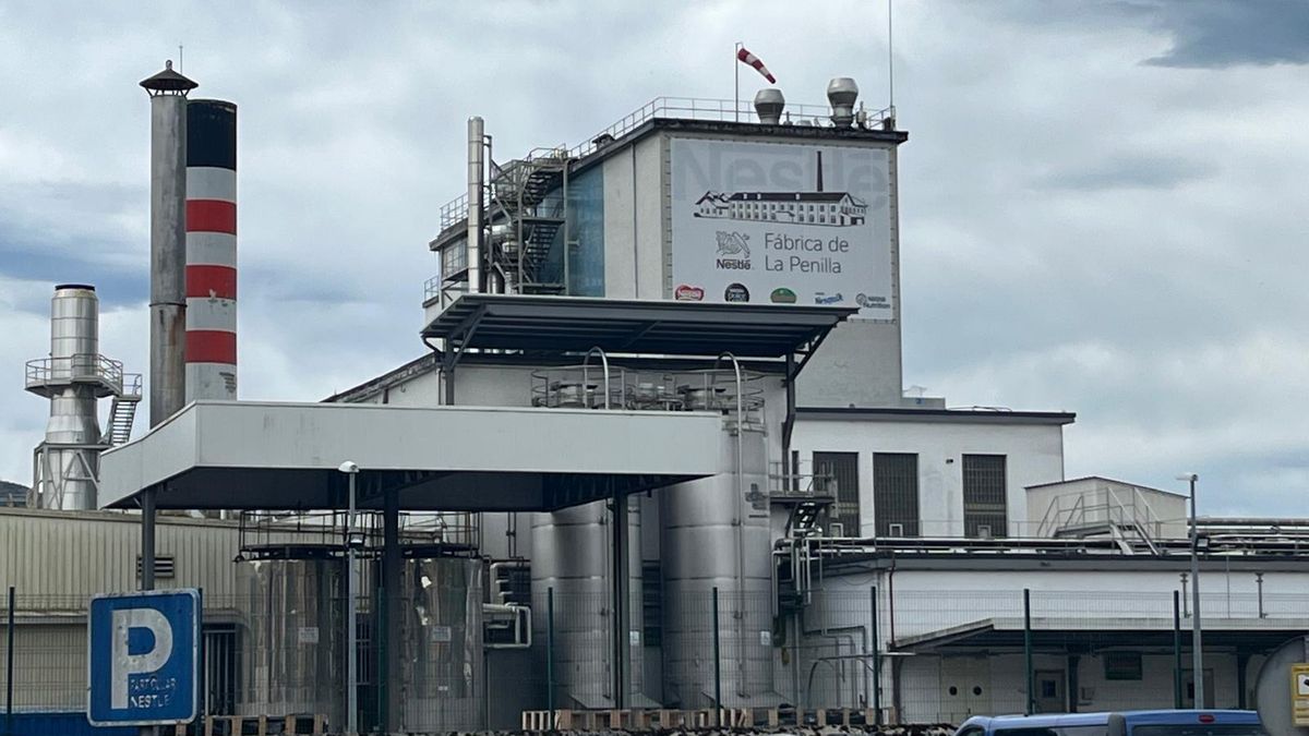 Trabajadores de Nestlé en La Penilla amenazan con huelga indefinida tras el anuncio de 49 despidos