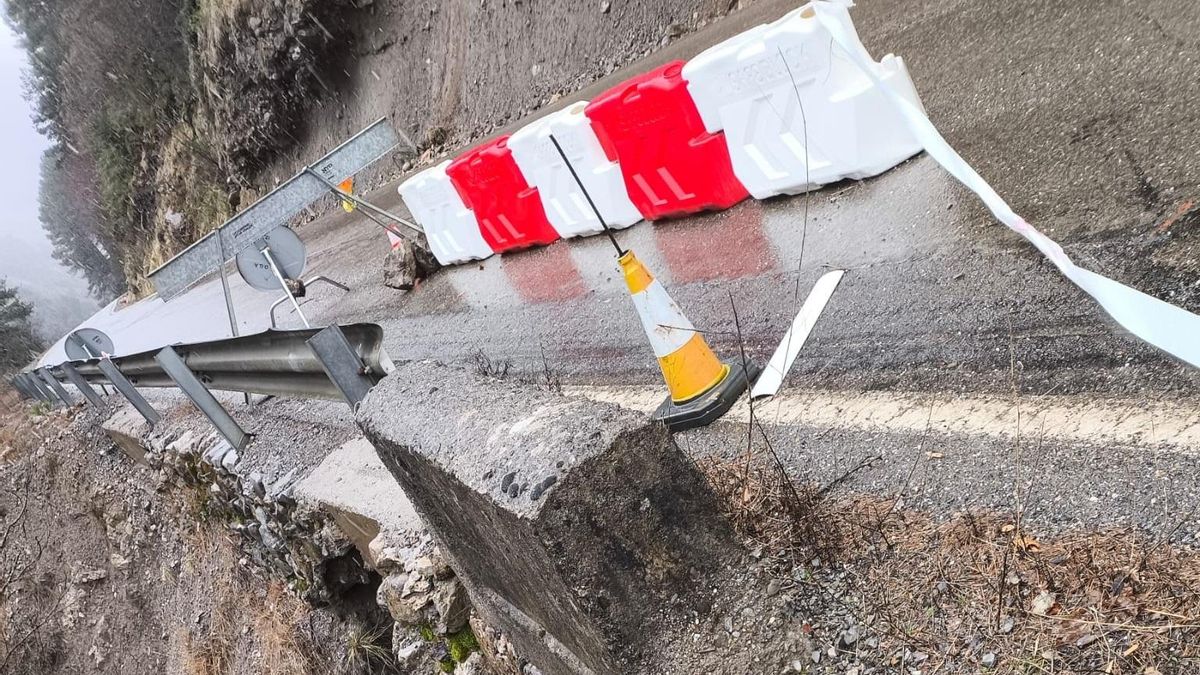 Imagen de un socavón aparecido en la carretera que da acceso al valle de Chistau tras las lluvias de marzo.