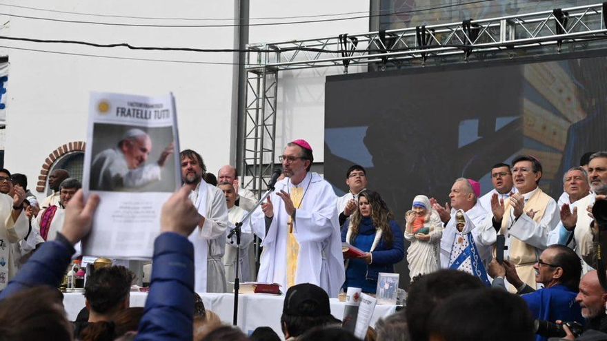 Los curas villeros celebraron una misa "en desagravio por los ultrajes" a la figura del papa Francisco